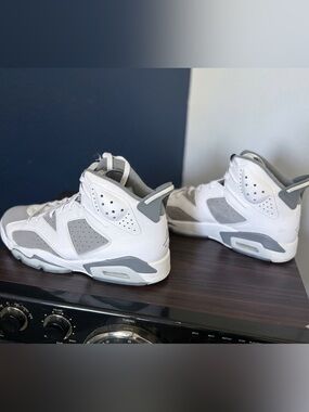 Air Jordan 6 Retro 'Cool Grey' | Men's Size 9.5 | Classic White/Grey Sneakers